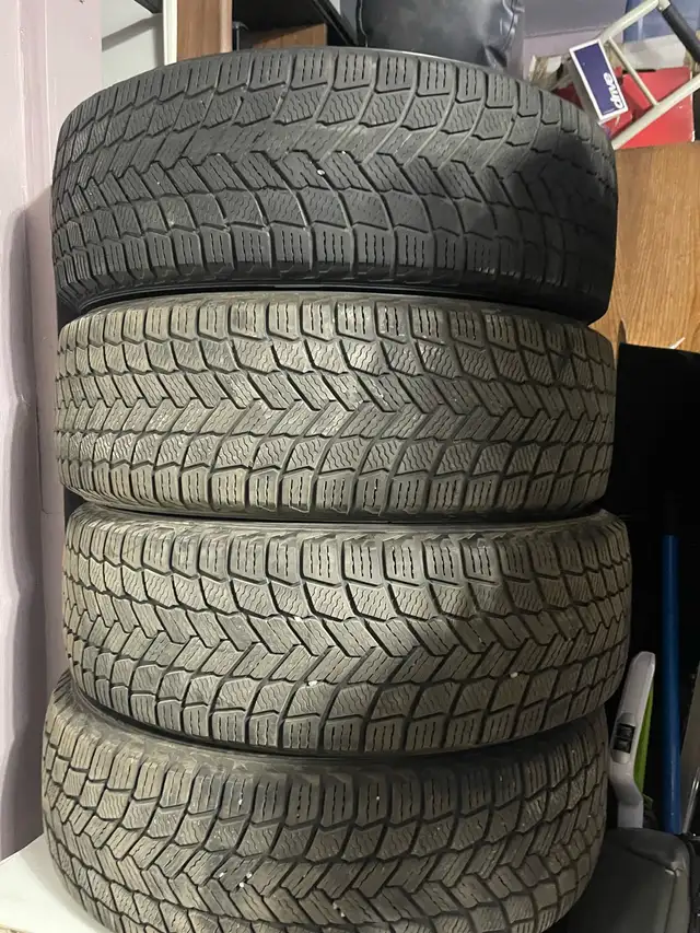 4 Michelin 235/65 R16 Winter Tires - Photo 9