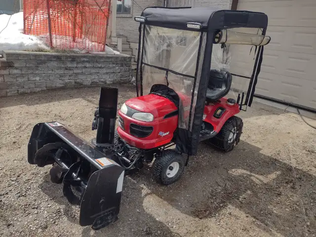 Tracteur a gazon CRAFTSMAN 22HP équipé pour servir 4 saisons