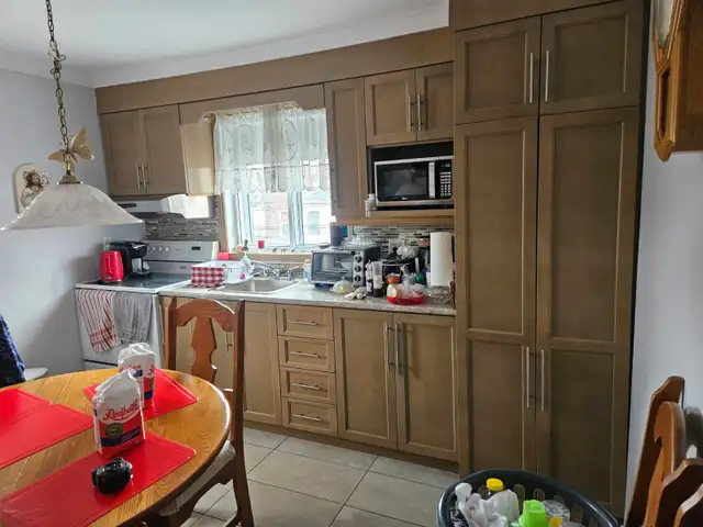 3 1/2  rénové haut triplex semi-meuble