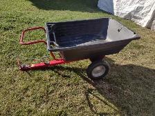Remorque pour tracteur a gazon ou vtt a bascule presque neuve.