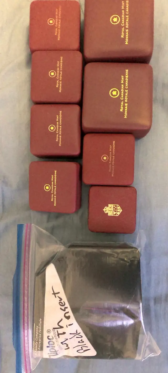 COIN BOXES (EMPTY) CANADA & FOREIGN (SOME) - ABOUT 100 - Photo 3