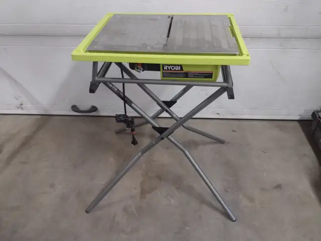 Scie a céramique RIOBY avec support comme neuve.