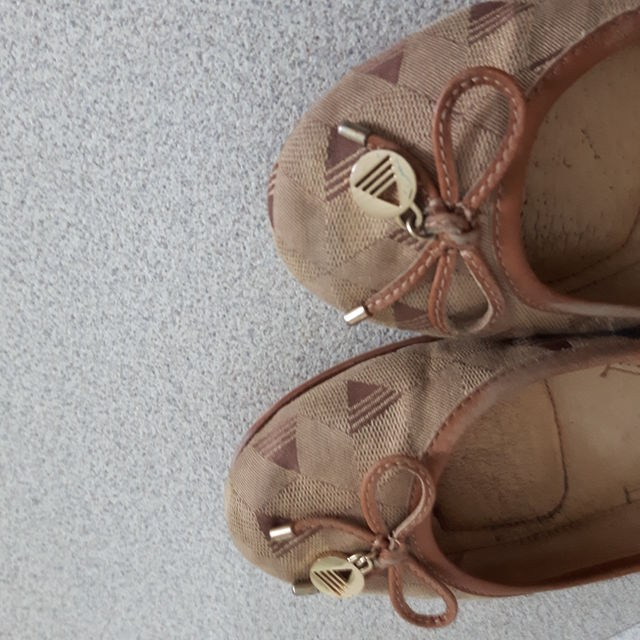 SOULIERS BALLERINES ALDO GR 7.5 FEMME TRÈS CONFORTABLES: $10.00 - Photo 2