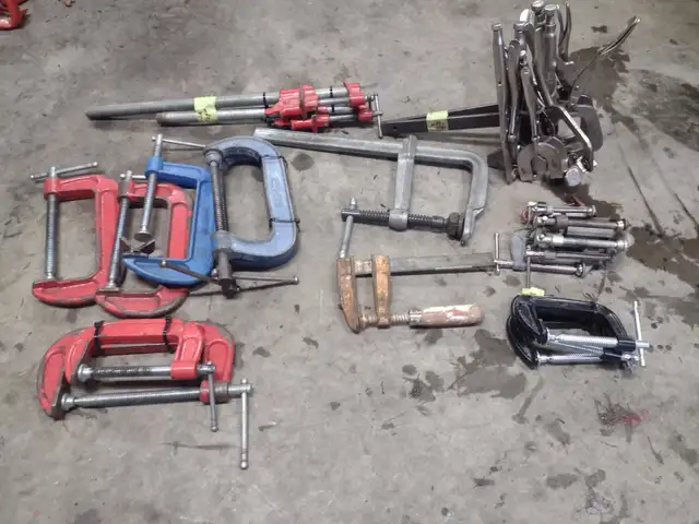 Lot de 27 pinces et serre tous en tres bonne condition.