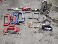 Lot de 27 pinces et serre tous en tres bonne condition.