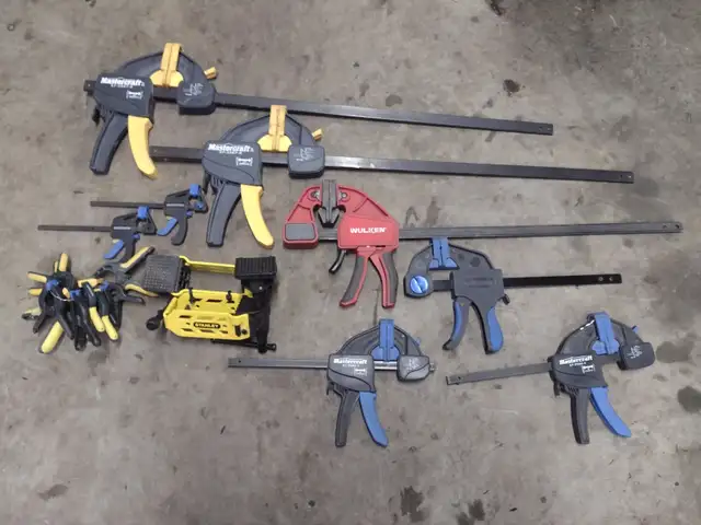 Lot de serres et pinces tous en tres bonne condition.