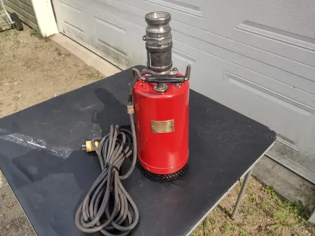 Pompe submersible commercial sortie 2'' en bonne condition.