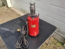 Pompe submersible commercial sortie 2'' en bonne condition.