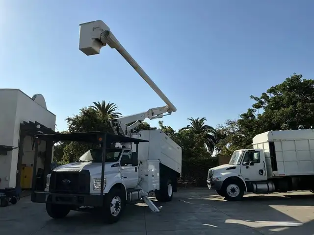 2017 Ford F750 Altec LR7-56 Bucket Truck - Photo 2
