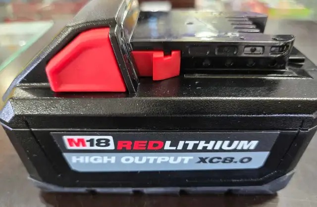 NEW MILWAUKEE  48-11-1880. XC 8.0 battery. $$