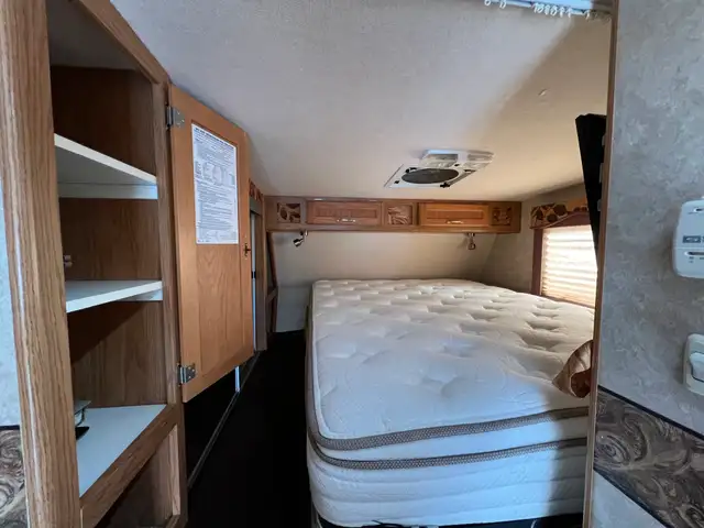 2008 OKANAGAN 811SL, TRUCK CAMPER, SOLAR, GENERATOR, INVERTER - Photo 19