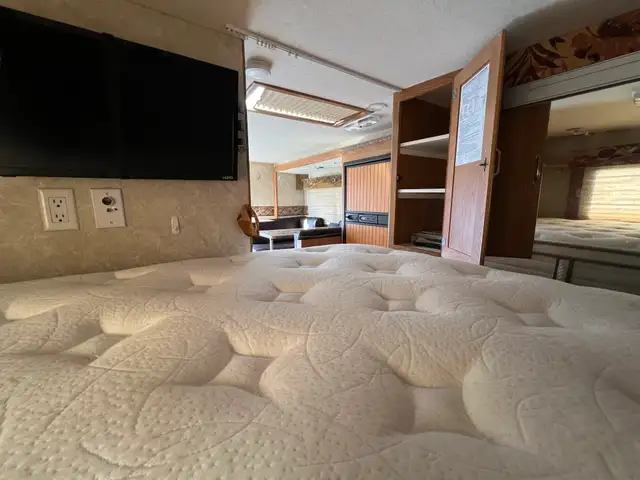 2008 OKANAGAN 811SL, TRUCK CAMPER, SOLAR, GENERATOR, INVERTER - Photo 20