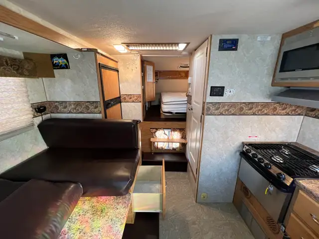 2008 OKANAGAN 811SL, TRUCK CAMPER, SOLAR, GENERATOR, INVERTER - Photo 29