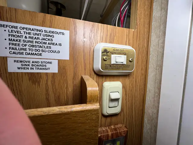 2008 OKANAGAN 811SL, TRUCK CAMPER, SOLAR, GENERATOR, INVERTER - Photo 31