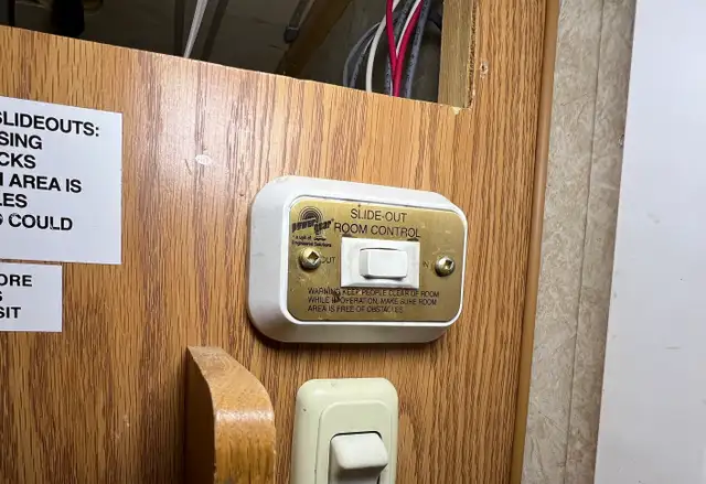 2008 OKANAGAN 811SL, TRUCK CAMPER, SOLAR, GENERATOR, INVERTER - Photo 36