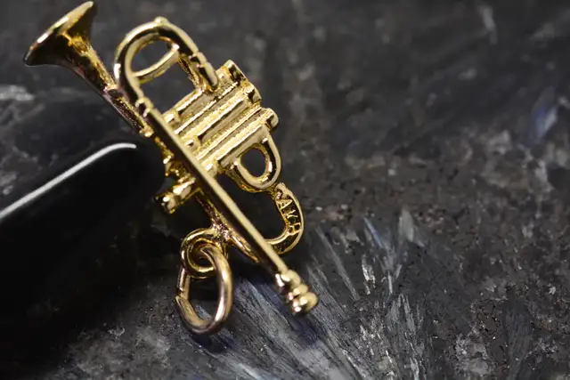 TRUMPET PENDANT 10K - Photo 3