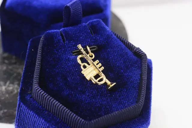 TRUMPET PENDANT 10K - Photo 6