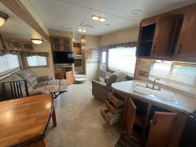 2010 CHAPARRAL 270RKS, REAR KITCHEN, COUPLES UNIT - Photo 5