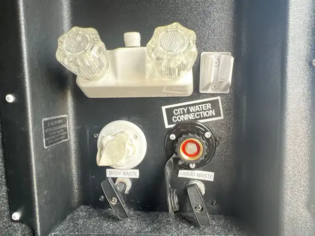 2010 CHAPARRAL 270RKS, REAR KITCHEN, COUPLES UNIT - Photo 13