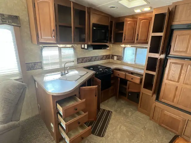 2010 CHAPARRAL 270RKS, REAR KITCHEN, COUPLES UNIT - Photo 22