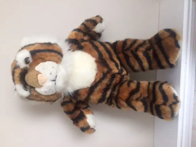 GRAND TIGRE NEUF ULTRA-DOUX 17'HAU CRÉÉ D'ATELIER TOUTOU $15.00