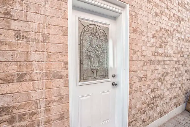 Gorgeous 1-bedroom 1-bathroom Basement Apartment - Photo 2