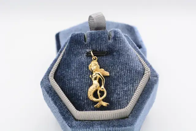 10K MERMAID PENDANT