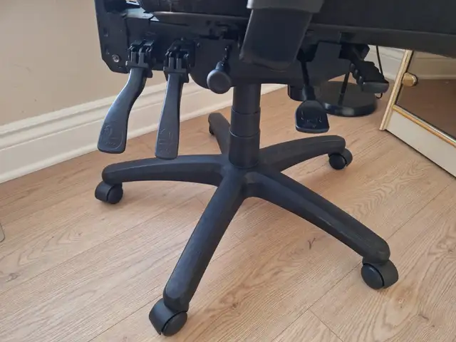 Uline - Ergonomic Mesh Office Chair - Black - Photo 6