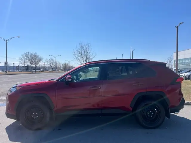 2021 Toyota RAV4 XLE - Photo 4