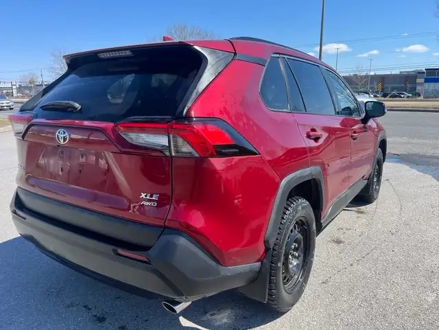 2021 Toyota RAV4 XLE - Photo 7