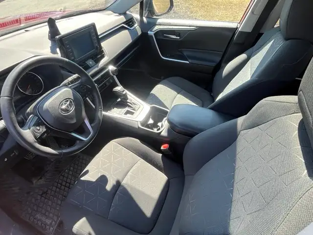 2021 Toyota RAV4 XLE - Photo 9