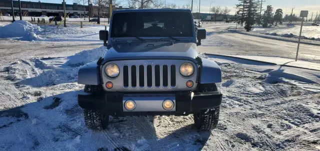 2016 Jeep Wrangler Unlimited Sahara - Removable Roof, No Issues! - Photo 2