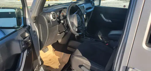 2016 Jeep Wrangler Unlimited Sahara - Removable Roof, No Issues! - Photo 8