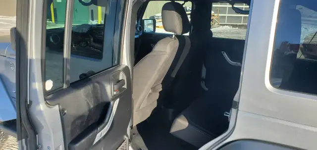 2016 Jeep Wrangler Unlimited Sahara - Removable Roof, No Issues! - Photo 9