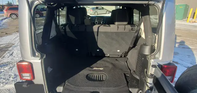 2016 Jeep Wrangler Unlimited Sahara - Removable Roof, No Issues! - Photo 10