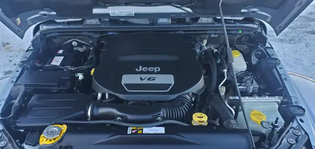 2016 Jeep Wrangler Unlimited Sahara - Removable Roof, No Issues! - Photo 17