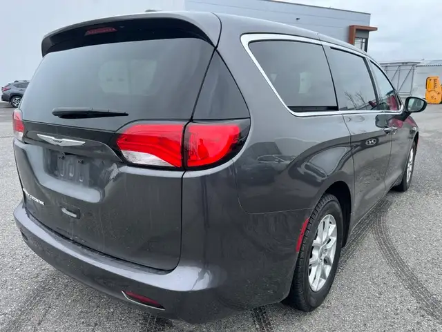 2022 Chrysler Grand Caravan SXT - Photo 2