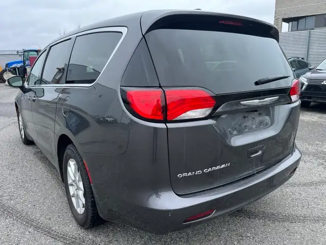 2022 Chrysler Grand Caravan SXT - Photo 3