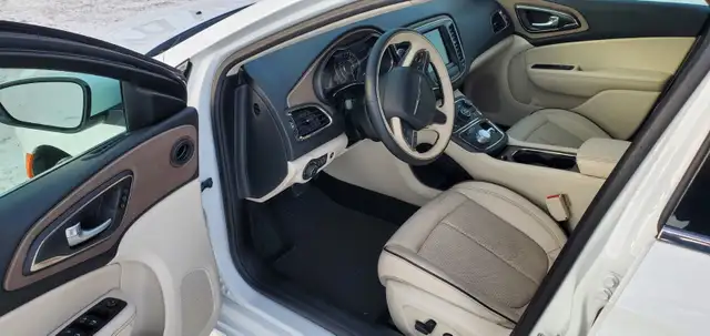 2015 CHRYSLER 200C V6 - AWD, Loaded Luxury Trim, Remote Start - Photo 8