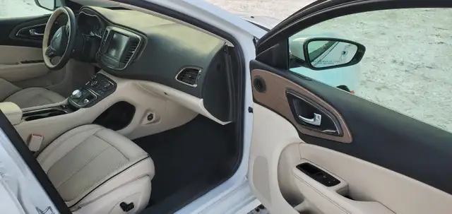 2015 CHRYSLER 200C V6 - AWD, Loaded Luxury Trim, Remote Start - Photo 12