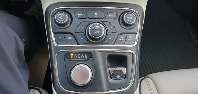 2015 CHRYSLER 200C V6 - AWD, Loaded Luxury Trim, Remote Start - Photo 17