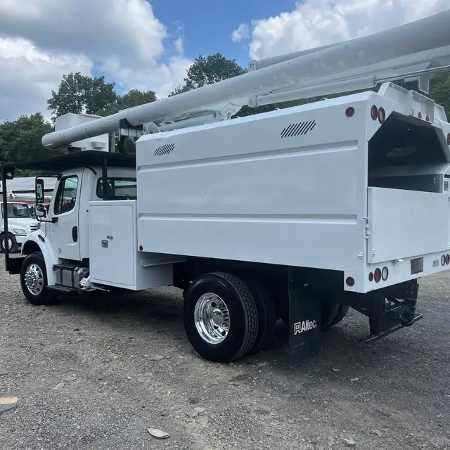 2015 Freightliner M2-106 Altec LR7-58 Bucket Truck - Photo 3