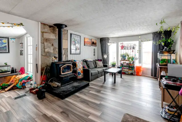 AFFORDABLE MOVE-IN READY HUNTINGTON HILLS HOME FOR SALE - Photo 2