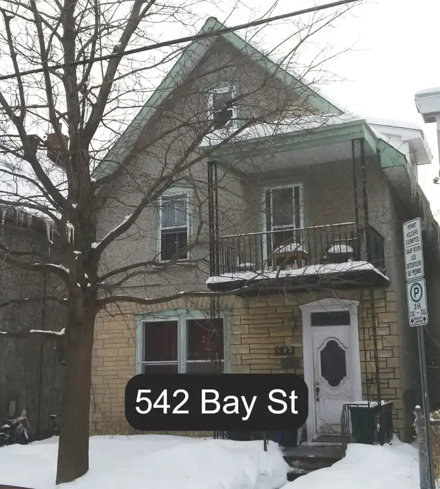 HUGE 2 Bedroom   Den, 2 Bathroom Centretown Apartment 542 Bay St