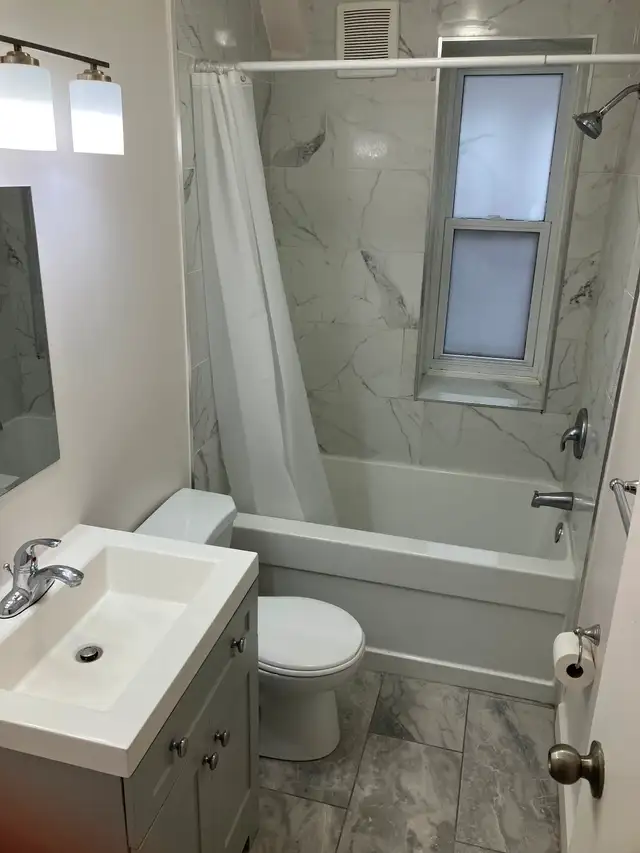 HUGE 2 Bedroom   Den, 2 Bathroom Centretown Apartment 542 Bay St - Photo 4