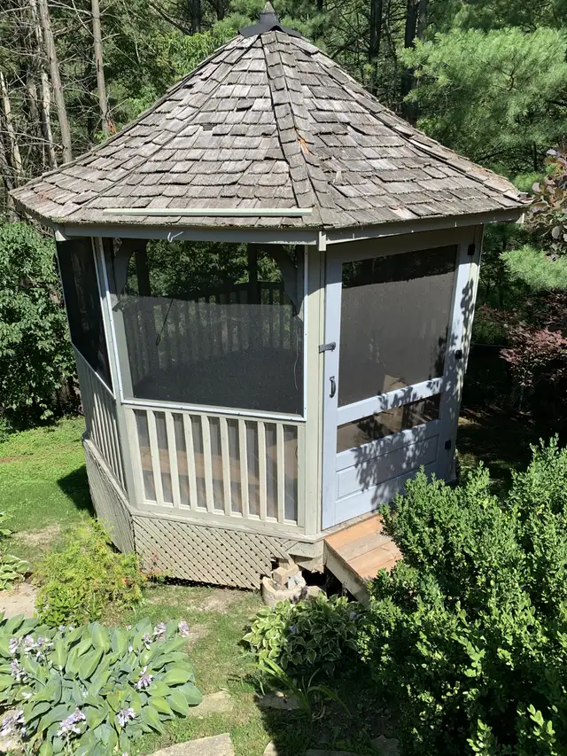 4 Bedroom, 3 Bath Executive Home in ravine setting - Photo 4