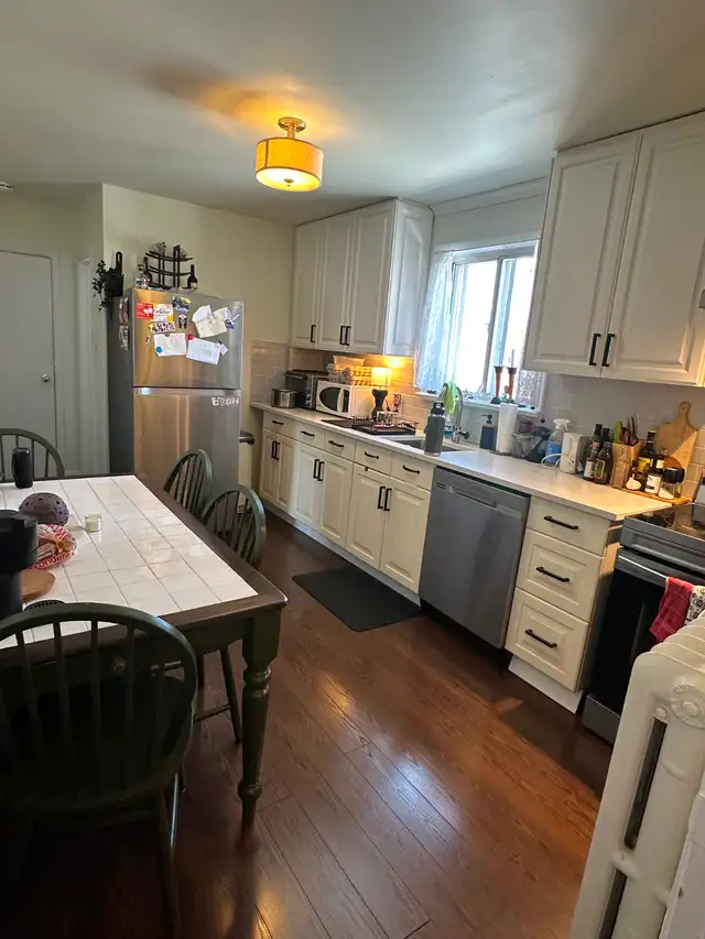 Beautiful 3 Bedroom Apartment, Private Laundry and Parking - Photo 2