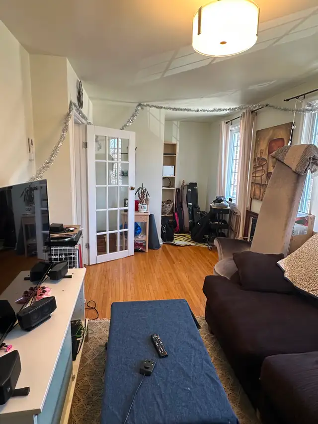 Beautiful 3 Bedroom Apartment, Private Laundry and Parking - Photo 4