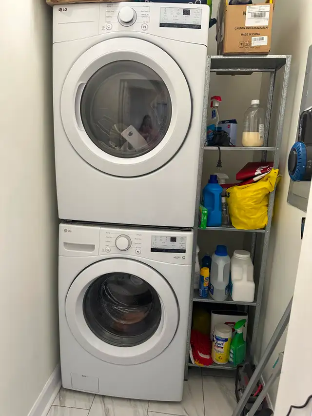 Beautiful 3 Bedroom Apartment, Private Laundry and Parking - Photo 8