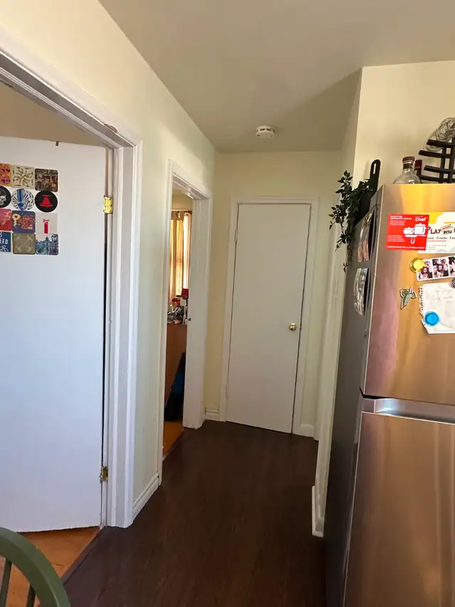 Beautiful 3 Bedroom Apartment, Private Laundry and Parking - Photo 13